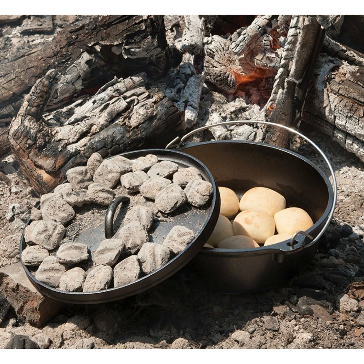 LODGE Cast Iron Camp dutch oven
